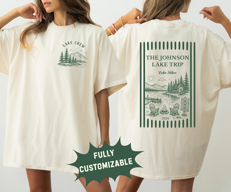 Puede incluir: Camiseta color crema con un gr&aacute;fico verde y negro en la parte delantera que dice "Lake Crew" con un dise&ntilde;o de monta&ntilde;a y &aacute;rboles. La parte trasera de la camiseta tiene un gr&aacute;fico verde y negro que dice "The Johnson Lake Trip Lake Tahoe 2026".
