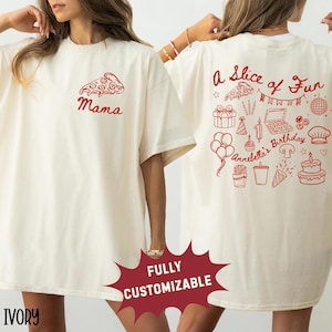 Op de afbeelding: Ivoor kleurige t-shirts met rode afbeeldingen. Eén shirt heeft een pizzapunt en het woord "Mama". Het andere heeft "A Slice of Fun" en verjaardagsillustraties. De shirts zijn volledig aanpasbaar.