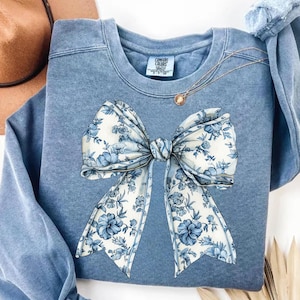 Blue Toile De Jouy Coquette Bow Sweatshirt Blue Ribbon Sweater Floral Bow Shirt Girly Aesthetic Gift for Women Cute Bow Crewneck