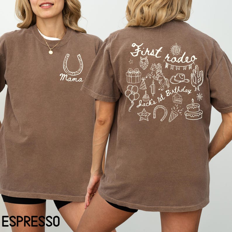 K&ouml;nnte beinhalten: Espressofarbenes T-Shirt mit einem wei&szlig;en Hufeisen und dem Wort "Mama" auf der Vorderseite. Die R&uuml;ckseite des Shirts zeigt ein "First Rodeo"-Design mit Illustrationen zum Thema Geburtstag, darunter eine Torte, Luftballons und ein Cowboyhut.