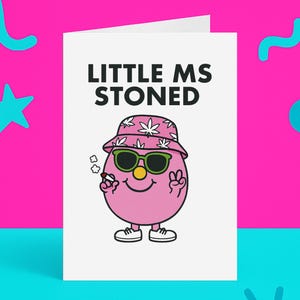 Carte amusante Little Ms Stoned - Cadeau pour amateur de mauvaises herbes pour elle - Carte Chill Vibes 420 - Vierge à l'intérieur - Fabriqué au Royaume-Uni