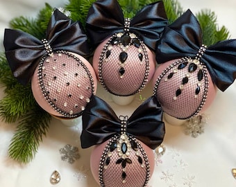 Los adornos navideños de color rosa polvoriento son adornos glamorosos. Adornos con joyas negras. conjunto de adornos navideños. Bolas de árbol de Navidad.