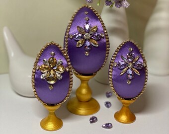 Huevo de Pascua con cristales de imitación: decoración victoriana de satén morado