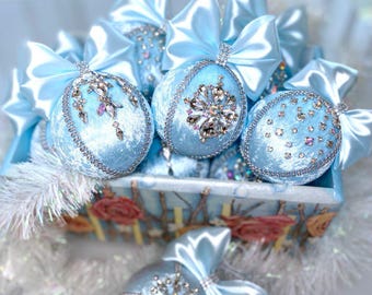 Adorno navideño de terciopelo azul polvoriento con diamantes de imitación, hecho a mano