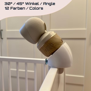Könnte beinhalten: Eine weiße Kunststoffhalterung an einem Gitterbett, die einen beigen Lautsprecher mit Holzoptik in einem Winkel hält. Der Text 30° / 45° Winkel / Angle und 12 Farben / Colors ist oben zu sehen und weist auf den Neigungswinkel und die Farboptionen hin.