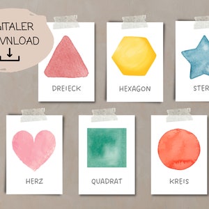 Op de afbeelding: Zes aquarel illustraties van geometrische vormen op witte kaarten met Duitse labels. De vormen zijn een driehoek, een zeshoek, een ster, een hart, een vierkant en een cirkel. De kaarten zijn vastgeplakt aan een beige muur.