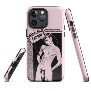以下が含まれることがあります： ピンクの携帯電話ケースに、白黒の男性の画像と「Bad Boy」と「Packing Meat in the Meat-Packing District」のテキストが印刷されています。