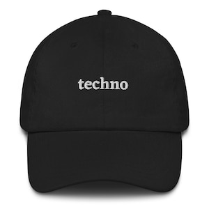 Op de afbeelding: Een zwarte baseballpet met het witte, geborduurde woord "techno" op de voorkant.
