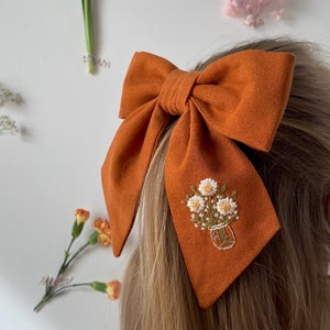 Linen hair bow with hand embroidery. Bouquet of flowers in a jar, floral embroidery. Floral bow, daisies, bow for girls, romantic