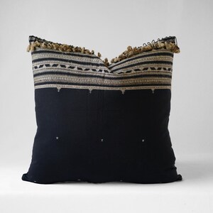 Housse de coussin en coton tissé noir. Coussin décoratif en soie et coton. Oreiller indien fait main. coussin à franges tissé à la main.