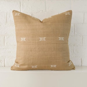 Cream handwoven silk pillow cover. Beige eri silk throw pillow. Indian handmade pillow. Neutral handwoven throw pillow. 22x22