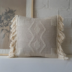 SET von ZWEI Kissenbezügen aus Boho Baumwolle. neutrales Boho Baumwollkissen. Indisches handgemachtes Kissen. seitlichen Fransenkissen