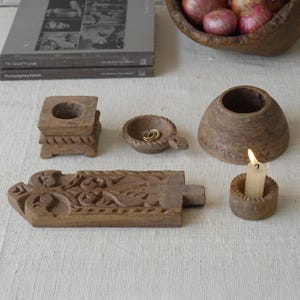 Tabla decorativa reciclada para servir. Plato para baratijas. Tabla de pan rústica. Jarrón de madera primitivo. Candelabro reutilizado.