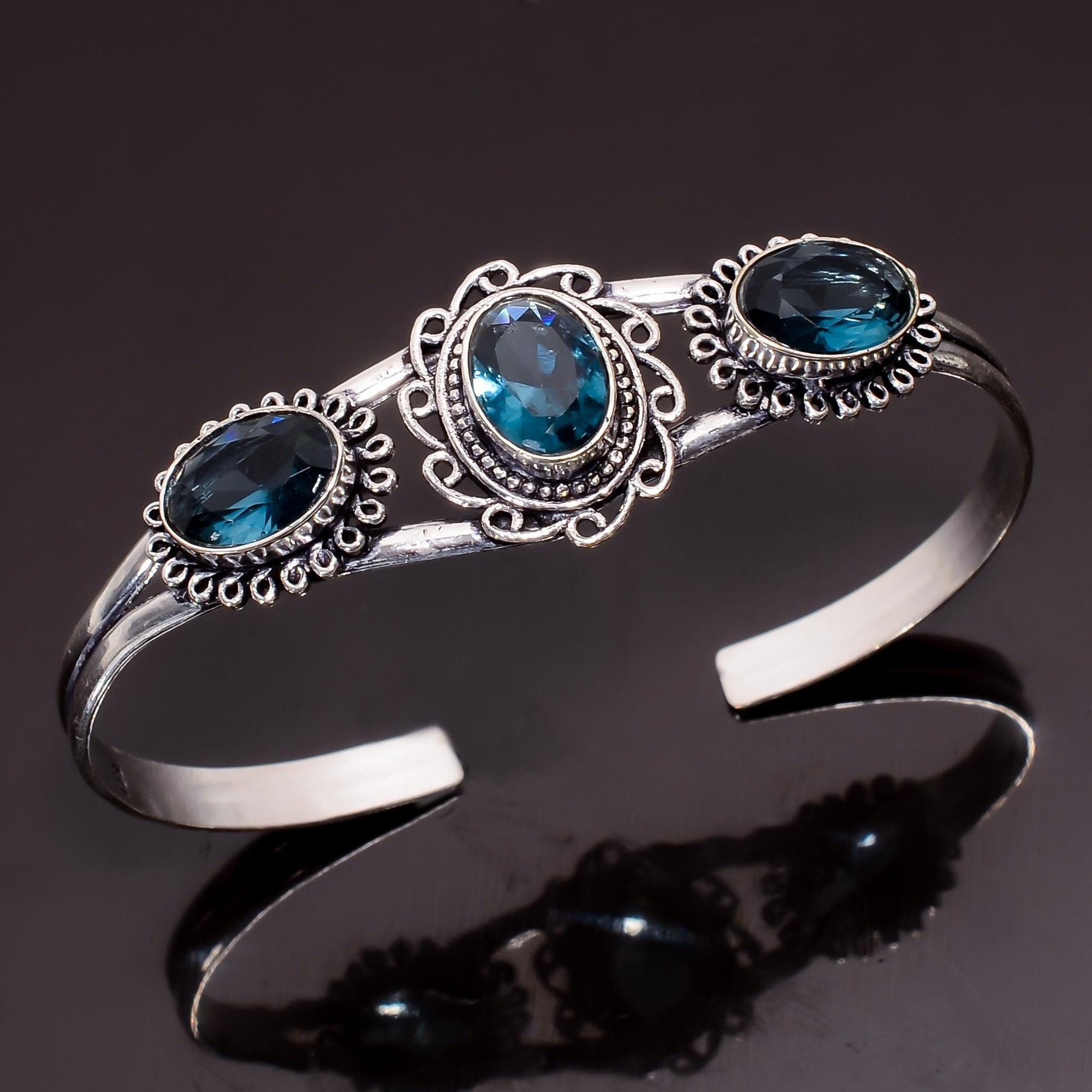 Laaina/ラアイナTRIANGLE TOPAZ CUFF Luana Triangle – bond-eye Australia