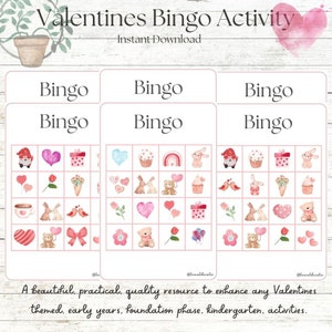 Op de afbeelding: Vier printbare Valentijnsdag-bingokaarten met afbeeldingen van harten, cupcakes, konijntjes en andere Valentijnsdag-thema's. De kaarten hebben bovenaan de tekst "Bingo".