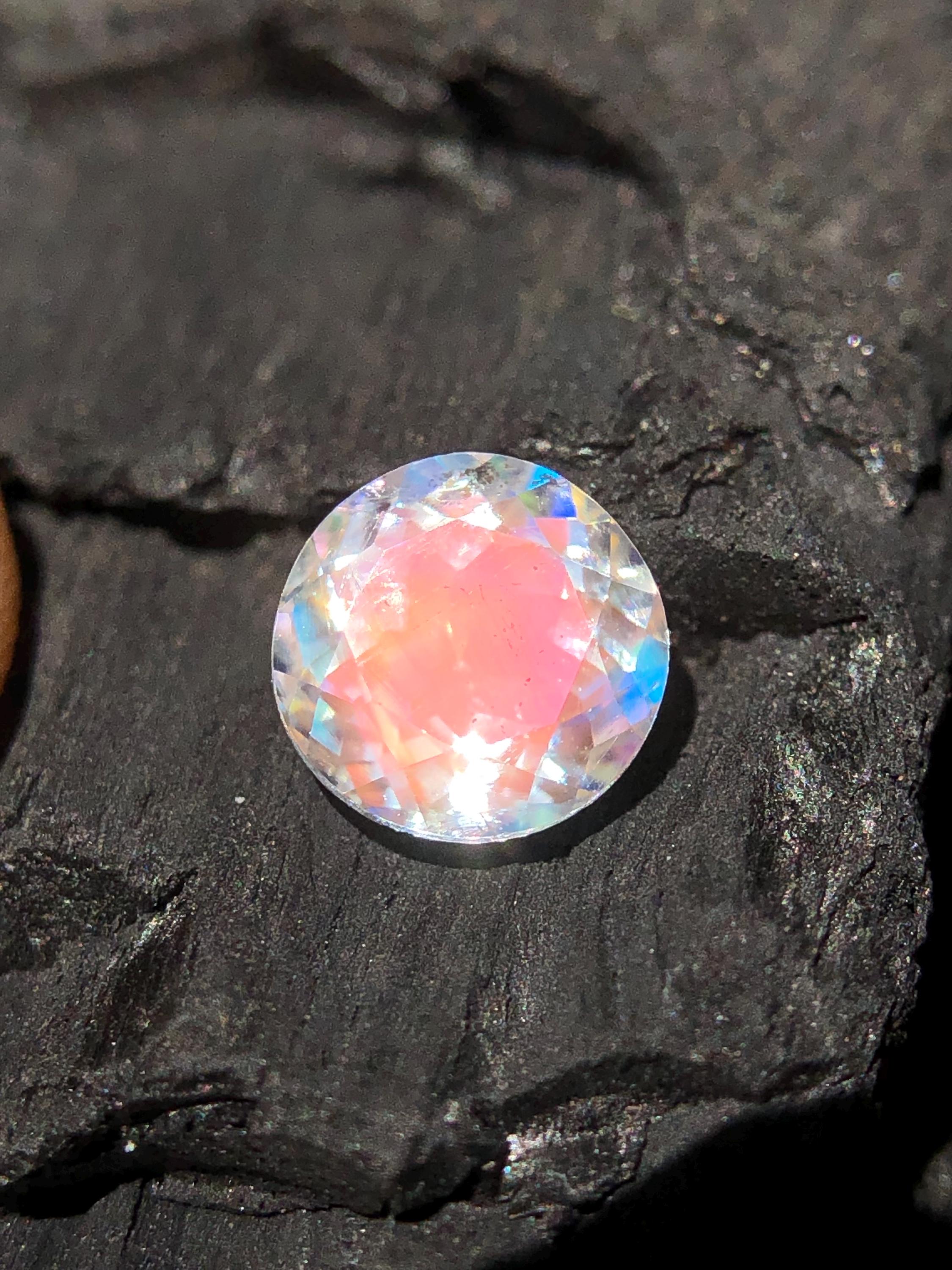 高品質マダガスカル産レインボームーンストーン5.6ボタンカット