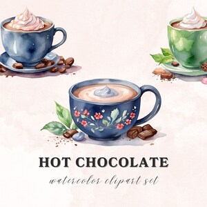 Pu&ograve; includere: Un set di clipart ad acquerello di tre tazze di cioccolata calda con panna montata. Le tazze sono blu, verdi e blu con motivi floreali. Ogni tazza &egrave; circondata da pezzi di cioccolato, bastoncini di cannella e altri elementi decorativi.