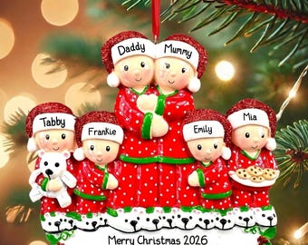 Könnte beinhalten: Weihnachtsschmuck mit einer sechsköpfigen Familie in rot-weiß gepunkteten Outfits. Der Schmuck trägt die Namen "Daddy", "Mummy", "Tabby", "Frankie", "Emily" und "Mia". Der Text "Merry Christmas 2026" ist unten zu sehen.