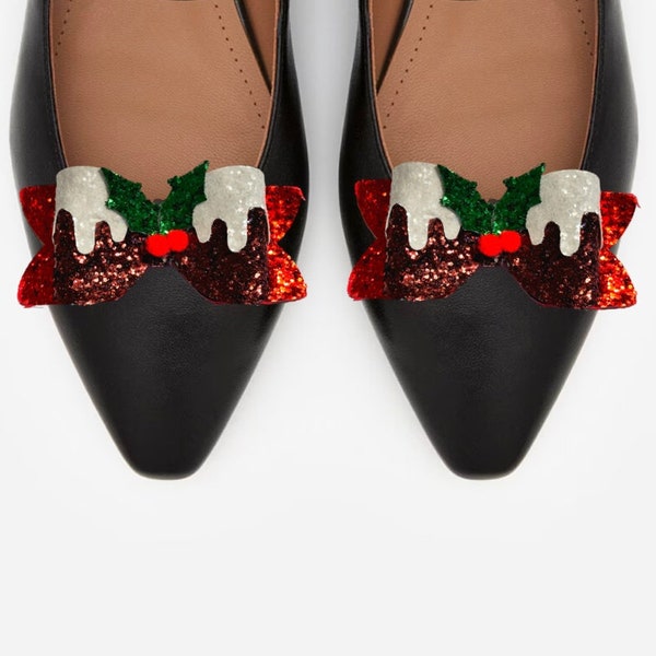 Attachez les noeuds de chaussures scintillants au pudding de Noël (Figgy Pudding)