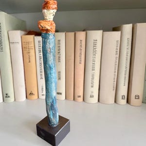 Sustainable sculpture made from recycled materials | Handmade figure | Upcycled art | Modern decorative object | Approx. 40 cm