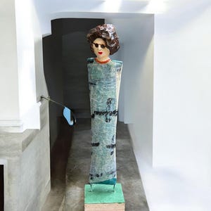 Bella donna in cartapesta con occhiali da sole – figura artistica riciclata su base di legno, circa 40 cm, fatta a mano