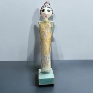Bella donna in cartapesta con occhiali da sole – figura artistica riciclata su base di legno, circa 40 cm, fatta a mano