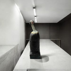 Donna con carattere – scultura per spazi forti – altezza circa 30 cm incluso piedistallo in legno fatto a mano
