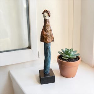 Sustainable sculpture made from recycled materials | Handmade figure | Upcycled art | Modern decorative object | Approx. 40 cm