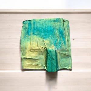 Broche de parede feito à mão | Obra de arte reciclada feita de papelão e papel de seda | Imagem texturizada em turquesa e dourado | 10×10×2 cm