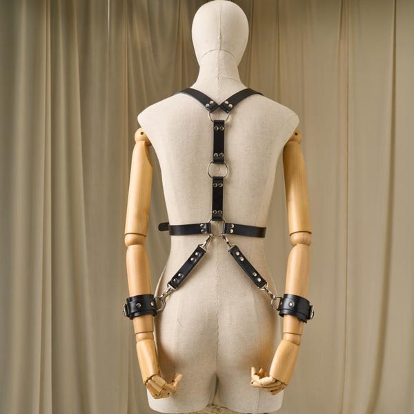 Arnés de pecho de cuero, Arnés negro para mujer, Conjunto de arnés y esposas, Arneses de cuero genuino para mujer, Esposas de cuero para muñecas, Arnés de talla grande