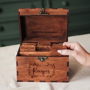 Houten receptendoos met verdelers, receptendoos en kaarten, gepersonaliseerde receptendoos, gegraveerde houten receptendoos, receptendoos op maat met verdelers
