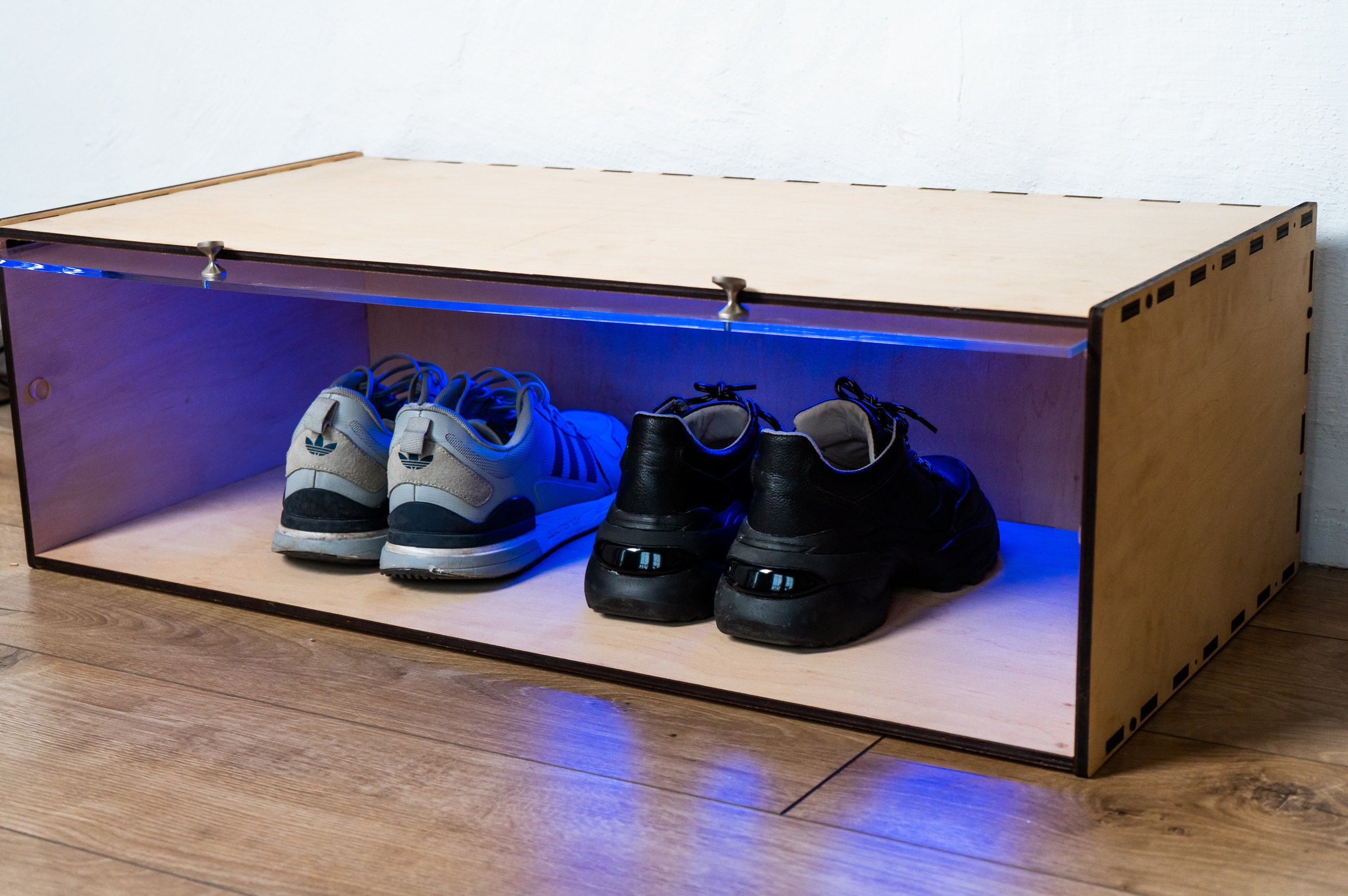 Rangement Sneakers  Shoe room, Sneaker rack, Sneaker organization