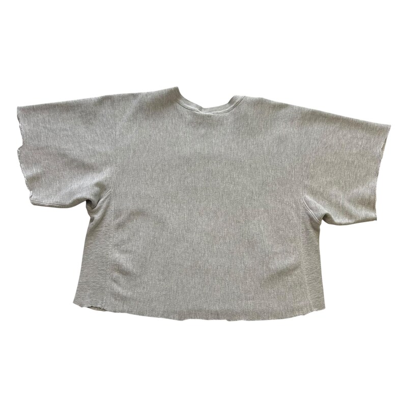 Puede incluir: Una sudadera gris claro de manga corta con cuello redondo. Las mangas y el dobladillo inferior tienen un borde en bruto sin terminar. La tela tiene una textura acanalada. La camisa est&aacute; tendida sobre un fondo blanco.