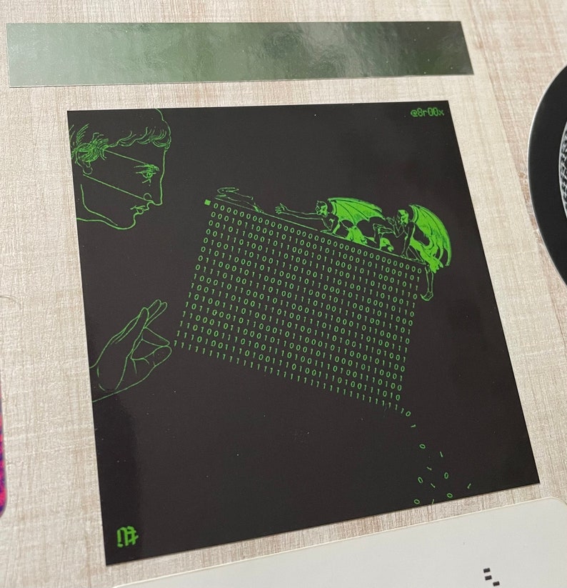 Puede incluir: Una pegatina negra y verde con un gr&aacute;fico de una persona con un antifaz y una criatura con alas y cuernos. La criatura est&aacute; escalando una pared de c&oacute;digo binario. La pegatina tiene el texto "@8r00x" en la esquina superior derecha.