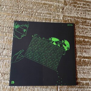 Puede incluir: Una impresi&oacute;n de arte digital en negro y verde que presenta una imagen estilizada de dos figuras con alas, una sosteniendo un bast&oacute;n y la otra un libro. Las figuras est&aacute;n rodeadas por una matriz de c&oacute;digo binario verde. El texto "@8r00x" aparece en la esquina superior derecha de la impresi&oacute;n.