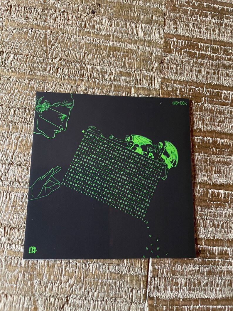 Puede incluir: Una impresi&oacute;n de arte digital en negro y verde que presenta una imagen estilizada de dos figuras con alas, una sosteniendo un bast&oacute;n y la otra un libro. Las figuras est&aacute;n rodeadas por una matriz de c&oacute;digo binario verde. El texto "@8r00x" aparece en la esquina superior derecha de la impresi&oacute;n.