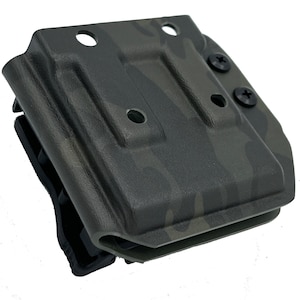 Peut inclure: Un étui en plastique de couleur camouflage noir et vert avec un clip noir et deux vis.