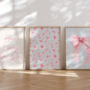 Juego de 3 piezas en rosa y azul, decoración de habitación coqueta, póster con lazo rosa, impresión "Qué suerte tenemos", arte de pared preppy, arte de pared imprimible