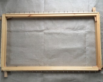 Cadre touffeté 89 x 49 cm. Avec support au sol en option. Fabriqué au Danemark. Cadre d’étirement Danella pour le touffetage, le crochetage de tapis, le travail à l’aiguille de poinçonnage.