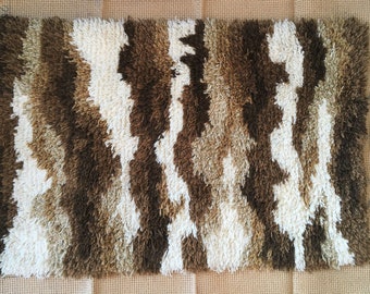 Rya Tapijt Making Kit. 70 x 110cm. Ontwerp getekend op de jute achterkant voor het gemakkelijker maken van tapijt. Met Noorse rya tapijtwol. Gratis levering