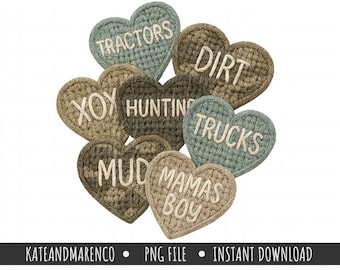 Puede incluir: Una colección de diseños de ganchillo en forma de corazón en varios tonos de verde, marrón y beige. Cada corazón presenta una palabra en un color contrastante, incluyendo "TRACTORS", "DIRT", "TRUCKS", "MUD", "HUNTING", "XOX" y "MAMAS BOY".
