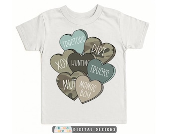 Puede incluir: Una camiseta blanca de manga corta con un gráfico de varios caramelos en forma de corazón en tonos verde, marrón y camuflaje. Los corazones llevan impresas las palabras TRACTORS, DIRT, XOX, HUNTING, TRUCKS, MUD y MAMAS BOY.