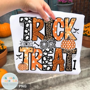 Puede incluir: Una camiseta blanca con el texto TRICK OR TREAT en letras grandes con diversos patrones. El dise&ntilde;o incluye colores naranja, negro y marr&oacute;n con gr&aacute;ficos de fantasmas, calabazas, telara&ntilde;as, murci&eacute;lagos, estampado de leopardo y texturas brillantes.