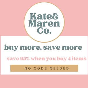 K&ouml;nnte beinhalten: Eine Werbegrafik mit rosa Hintergrund zeigt den Text "Kate & Maren Co." in einem kreisf&ouml;rmigen Design. Darunter steht "buy more, save more" und "save 25% when you buy 4 items". Der Text "NO CODE NEEDED" ist ebenfalls zu sehen.