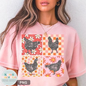 Può includere: Una t-shirt rosa chiaro con una stampa grafica composta da quattro riquadri quadrati. Ogni riquadro mostra una gallina nera maculata su uno sfondo diverso: rosso con margherite bianche, scacchiera arancione e bianca, crema con fiori arancioni e rosa con fiori arancioni.