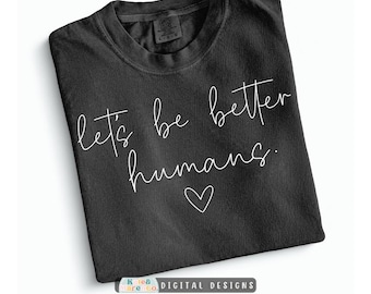 Może przedstawiać: Ciemnoszary t-shirt z okrągłym dekoltem, z białym napisem kursywą "let's be better humans." wyśrodkowanym na klatce piersiowej oraz małym, ręcznie rysowanym białym konturem serca umieszczonym bezpośrednio pod tekstem.