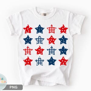 Könnte beinhalten: Weißes T-Shirt mit einem Muster aus roten und blauen Sternen. Die Sterne haben Polka-Dot- und Vichy-Muster. Das Shirt hat einen Rundhalsausschnitt und kurze Ärmel. Der Markenname "Comfort Colors" ist auf dem Etikett sichtbar.