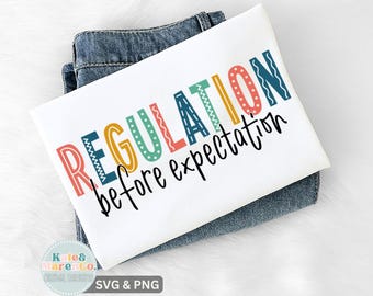 Könnte beinhalten: Weißes T-Shirt mit den Worten "REGULATION before expectation" in farbenfrohen, dekorativen Buchstaben. Das T-Shirt liegt gefaltet auf einer Jeans. Das Design enthält den Text "Kate & Maren Co. Digital Designs" und "SVG & PNG".