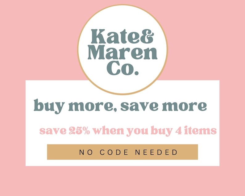 Puede incluir: Un gr&aacute;fico con fondo rosa claro que presenta un logotipo circular con el texto Kate & Maren Co. en verde azulado oscuro. Debajo, un rect&aacute;ngulo blanco muestra el texto buy more, save more, save 25% when you buy 4 items y NO CODE NEEDED.