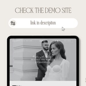K&ouml;nnte beinhalten: Ein Tablet zeigt eine Website-Vorlage mit einem Schwarz-Wei&szlig;-Foto eines Paares. Der Text lautet CHECK THE DEMO SITE und link in descripiton. Die Kopfzeile der Website enth&auml;lt den Namen SOPHIE und den Satz Capturing the Beautiful MOMENTS THAT MAKE LIFE EXTRAORDINARY.